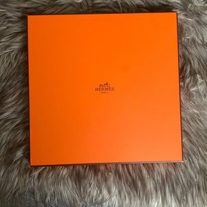 Never-worn,  “Cuirs Du Desert” 2011 Spring-Summer Hermès scarf. 100% authentic.